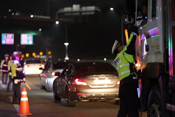 경기남부경찰청은 4월22일 고속도로 진·출입로 주변 및 유흥가 등 음주운전을 일제단속을 펼쳐 51건을 적발했다. (사진=경기남부경찰청)