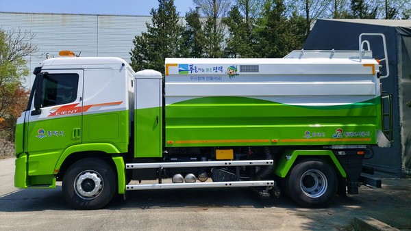 평택시가 평택도시공사와 함께 ‘Smart Green Road’사업으로, 도로 분진흡입차 6대를 5월 한 달간 시범운영 후 6월부터 본격 운영을 추진한다. (사진=평택시)