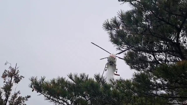 4월25일 오후 1시50분께 고양시 북한산국립공원 증취봉 능선 부근에서 산불이 발생했지만 신속하게 헬기와 소방인력을 투입해 1시간 만에 진화됐다. (사진=고양소방서)