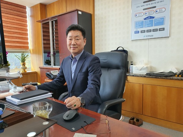 취임 2개월을 맞이한 유동준 경기테크노파크 원장은 중앙부처에서 익힌 풍부한 업무 경험으로 경기테크노파크를 전국 제일의 테크노파크로 육성시키겠다는 포부를 밝혔다. (사진=김대영 기자)