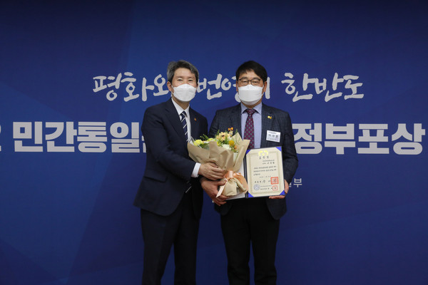 (사)한겨레평화통일포럼 이천환(오른쪽) 상임대표가 지난 4월25일 민간 통일운동 분야의 공로를 인정받아 대통령 표창을 수상했다. 