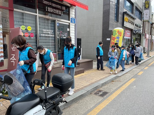 평택시 공무원 자원봉사동아리 ‘희망이음봉사단’은 지난 4월30일, 4월 환경의 달을 기념해 환경정화를 하면서 걷는 ‘줍킹’봉사활동을 실시했다. (사진=평택시)