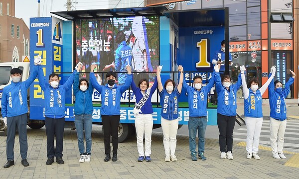 김보라 안성시장 후보는 선거기간 개시일인 5월19일 더불어민주당 시ㆍ도의원 후보들과 함께 ‘안성민주당 원팀 출정식’을 갖고 필승을 다짐했다. (사진=김보라 안성시장 후보)