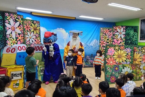 인천 서구가 지난 5월20일 당하동 한울유치원에서 학생들을 대상으로 ‘2022년 찾아가는 자원순환교육’으로 첫 환경뮤지컬 공연을 진행했다. (사진=인천 서구)