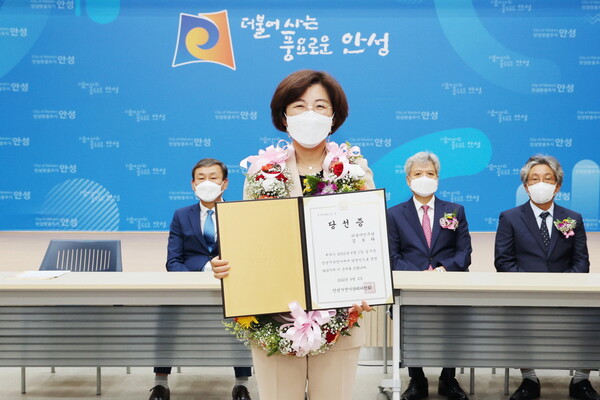 제8회 전국동시지방선거에 따라 김보라 안성시장 당선인을 비롯  경기도 및 안성시 의원 당선증 교부식이 6월3일 진행됐다. (사진=안성시)