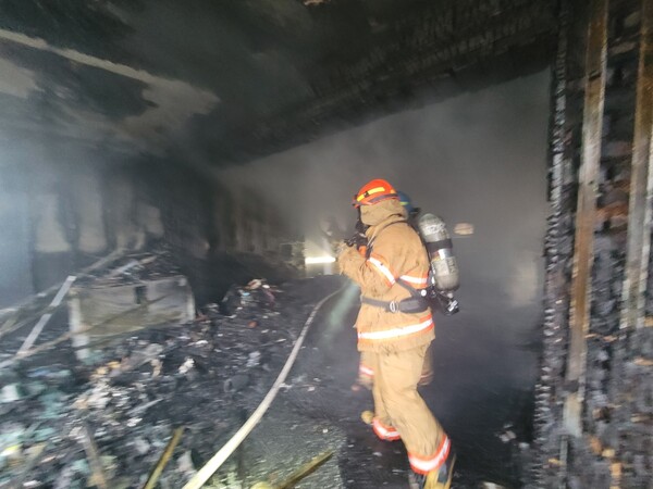 6월14일 오후 6시5분께 안산시 단원구 대부북동의 한 단독주택에서 화재가 발생해 20대 남성 1명이 숨진 채 발견됐다.&nbsp; (사진=안산 소방서)