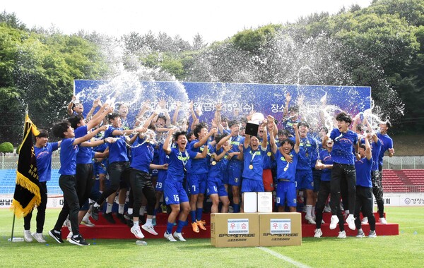 용인시축구센터U18덕영이 ‘제27회 무학기 전국고등학교 축구대회’의 우승컵을 들어 올렸다.