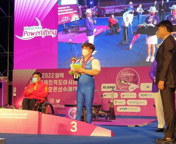 평택시 직장운동경기부 정연실 선수와 김규호 선수가 2022평택세계장애인역도아시아&middot;오세아니아오픈선수권대회(2022평택세계장애인역도대회)에서 각각 은메달과 동메달을 획득했다. 동메달을 획득한 김규호 선수. (사진=평택시)