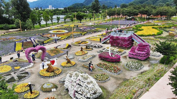 자라섬 남도 꽃 정원에는 유료개방기간 동안 약 6만3000여 명이 방문해 전년도 같은 기간보다 두 배 가량 더 많은 방문객이 다녀가는 등&nbsp;침체된 지역경제에 활력을 불어 넣었다. (사진=가평군)