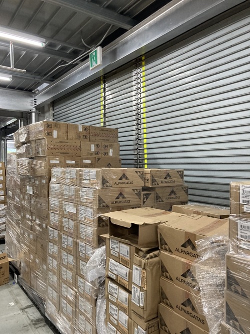 경기도내 일부 물류창고가 비상구에다 상자들로 쌓아놓다가 경기도소방재난본부 단속에 적발됐다. (사진=경기도)