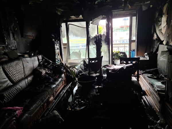 7월8일 오전&nbsp;8시6분께 안산 본오동의 한 아파트에서 불이나 대피하던 아파트 주민 12명이 가벼운 부상을 입었다. (사진=안산소방서)