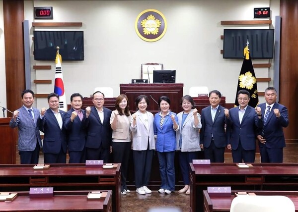제9대 광명시의원들이 본회의장에서 파이팅을 외치고 있다.