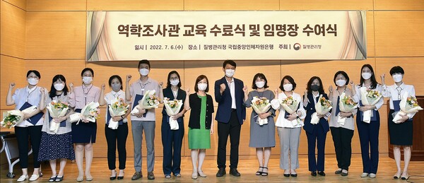지난 7월6일 평택시 역학조사관 2명 등 전국 16명의 역학조사관이 질병관리청장에게 교육 수료증과 역학조사관 앰블럼을 수여받았다. 사진 왼쪽부터 윤은경 팀장, 김은희 주무관. (사진=평택시)