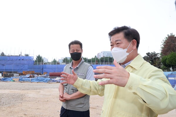 박승원 광명시장은 7월19일 도덕초 공사 현장을 찾아 2023년 3월 개교를 촉구했다. 이날 현장에는 박승원 광명시장을 비롯해 광명교육지원청, 철산주공8&middot;9단지 주택재건축정비사업 조합, 시공사 관계자 등이 참석했다. (사진=광명시)