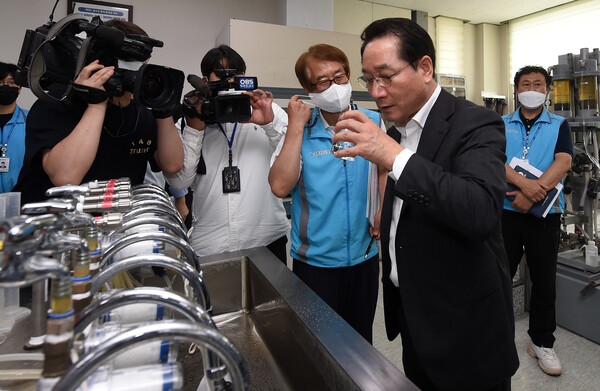 유정복 인천시장이 하절기를 맞아 수돗물 유충발생에 대비하기 위해 공촌정수장을 방문, 정수장 위생관리 실태 및 운영 상황을 현장 점검했다. 사진은 유정복 인천시장이 공촌정수사업소에서 수돗물을 시음하고 있는 모습. (사진=인천시)