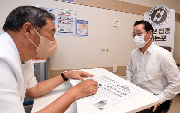 유정복 인천광역시장이 20일 서구 나은병원에서 코로나19 백신 4차 접종을 받기 위해 문진을 받고 있다.