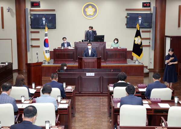 7월22일 현충열 의원이 광명 구름산지구 도시개발사업 조속한 사업추진 촉구 결의문을 제안설명하고 있다. (사진=광명시의회)