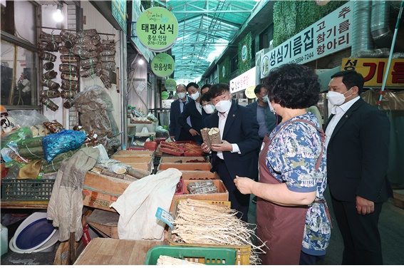 경기도의회 더불어민주당 대표단과 의원들은 22일 김포·고양·파주 지역을 방문해 지역주민들과 함께 민생현안 정책간담회를 진행했다. 