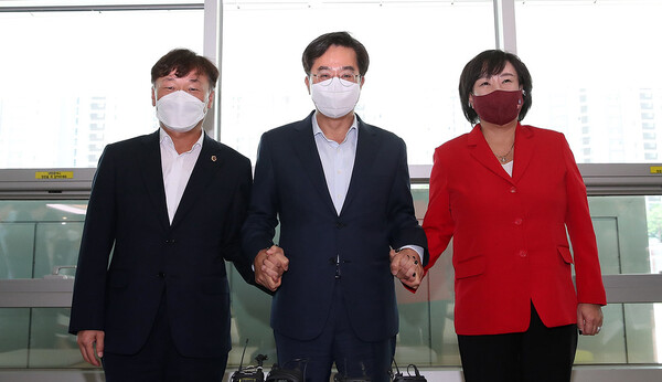 8월4일 오후 경기도청 1층에서 열린 차담회에서 김동연 도지사가 남종섭 도의회 더불어민주당 대표의원과 곽미숙 도의회 국민의힘 대표의원과 기념촬영을 하고 있다. (사진=경기도)