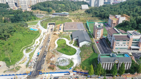 수원시&nbsp;영통구 건설과, 수원시 녹지경관과&middot;교통정책과&middot;대중교통과&middot;하수관리과&middot;수질환경과&middot;공원녹지사업소&middot;도시안전통합센터 등 각 부서 관계자들이 8월 말 준공 예정인 &lsquo;영흥공원 민간개발 조성사업&rsquo; 시설을 사전 점검한다. (사진=수원시)
