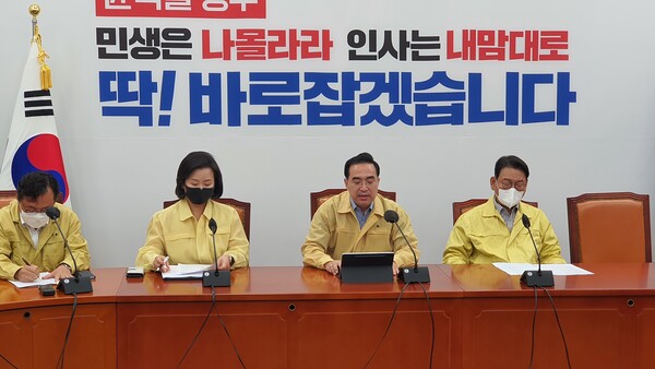 8월9일 오전 원내대책회의에서 노란색 민방위 옷을 입고 나타난 박홍근 민주당 원내대표가 더 이상의 인명 피해가 생기지 않도록 총력을 다해달라며 정부의 비상 대응 방안을 촉구하고 있다. (사진=홍정윤 기자)