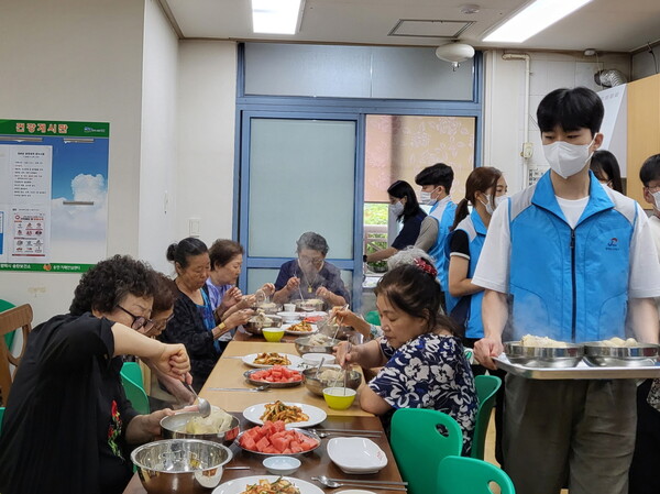 평택도시공사가 8월10일 부락종합사회복지관과 LH반지마을 1단지, 중앙동이 함께 지역 어르신들을 위한 &lsquo;영양 삼계탕 전달식&rsquo;에 참여해 구슬땀을 흘렸다. (사진=평택도시공사)