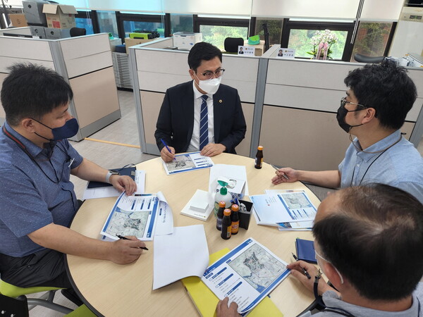 이용욱 경기도의원이 22일 파주상담소에서 파주시 도시발전국 도시개발과 관계자들과 &lsquo;2040 파주 도시기본계획&rsquo;에 대해 업무 보고를 받고 있다. (사진=경기도의회)&nbsp;