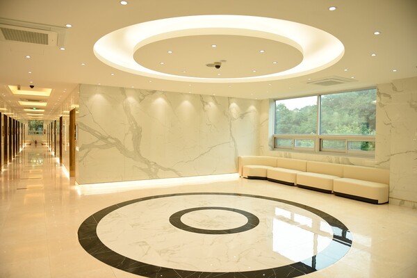 유토피아추모관 헤리티지관은 9개의 고급실과 11개의 일반실로 구성돼 있으며 고급실은 고인의 취향에 따라 테마와 색상을 선택할 수 있게 했으며 일반실은 은은한 브론즈 색상으로 장식해 중후함을 더한 것이 특색이다. (사진=유토피아 추모관)