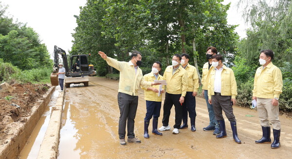경기도의회 도시환경위원회는 8월24일 이번 집중호우로 수해가 발생한 ‘경기도 지방정원’ 사업현장을 방문해 지역 피해상황 및 복구계획에 대한 보고를 받고 있다.(사진=경기도의회)