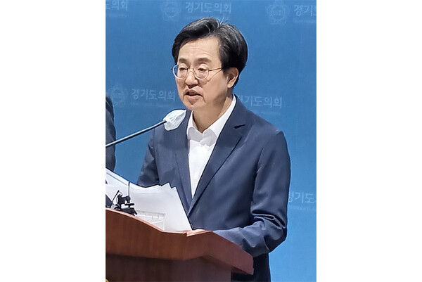 더불어민주당 김동연 경기지사 후보가 5월25일 경기도의회에서 기자회견을 열고 경기도 시내버스 요금을 서울시 수준으로 인하하겠다고 밝히고 있다. (사진=김인창기자 ) 
