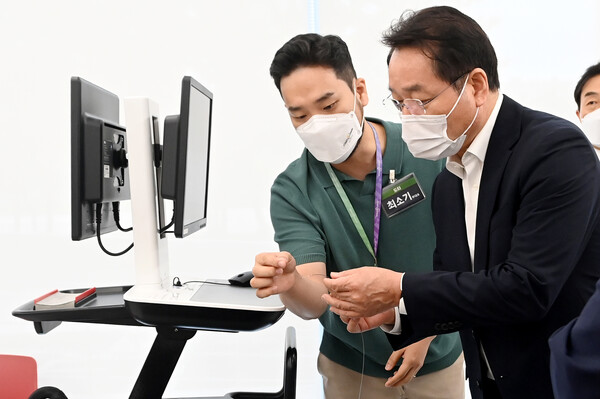 유정복 인천광역시장이 25일 인천스타트업파크를 방문해 입주·지원기업 스타트업 제품을 살펴보고 있다.