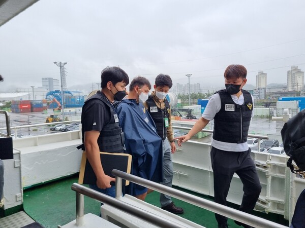 8월31일 해양경찰청에 따르면 이날 경찰청과 중국 국적의 40대 A 씨와 러시아 국적의 30대 B 씨를 동해항을 통해 송환했다. 경찰이 합동으로 선박을 이용하여 적색수배자를 송환하고 있다. (사진=해경)