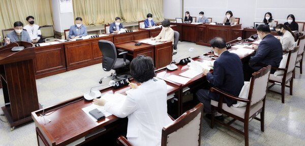 수원시의회 도시환경위원회는 8월31일 김미경(민주당, 매교&middot;매산&middot;고등&middot;화서1&middot;2동) 의원이 대표 발의한 &lsquo;수원시 도시계획 조례 일부개정조례안&rsquo; 등 7건의 안건을 심사했다. (사진=수원시의회)