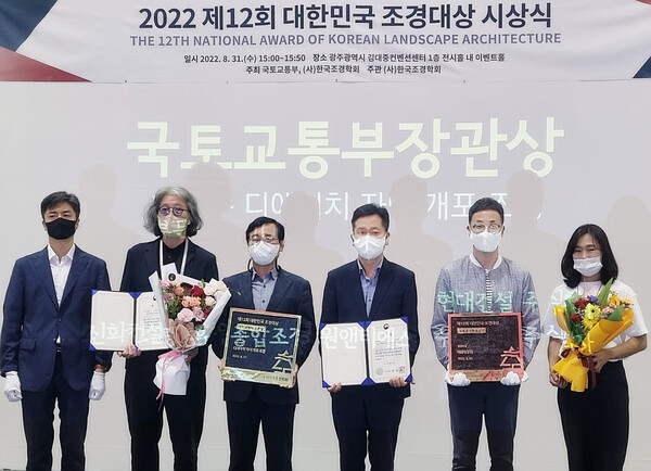 수원시가 국토교통부와 ㈔한국조경학회가 공동주최하는 &lsquo;제12회 대한민국 조경대상&rsquo;에서 &lsquo;대유평공원&rsquo;으로 국토교통부장관상을 받았다.&nbsp;8월31일 광주시 김대중 컨벤션센터에서 열린 시상식. (사진=수원시)
