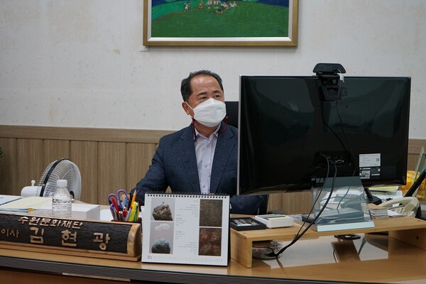 수원문화재단은 8월30일 실시간 화상교육을 통해 임직원을 대상으로 이해충돌방지법 교육을 실시했다. 사진은 교육을 듣고 있는 김현광 대표이사. (사진=수원문화재단)