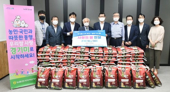 농협중앙회 경기지역본부는 7월13일 어려운 이웃들에게 사랑의 쌀을 전달했다.&nbsp;전달식에는&nbsp;㈔대한노인회 수원시 팔달구지회 사무실에서 김영진 국회의원과 노인회원 등 10여&nbsp; 명이 참석했다. (사진=경기농협)