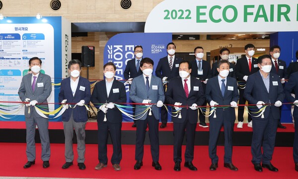 박승원 광명시장은 9월5일 수원컨벤션센터에서 열린 &lsquo;ECO FAIR KOREA 2022&rsquo; 경기도 탄소중립협의체 구성 및 탄소중립 선언식에 참석했다. (사진=광명시)