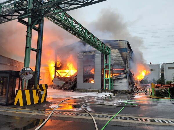인천 동구 현대제철 내 에너지 저장 장치(ESS)에서 원인 모를 불이 나 화재발생 7시간여 만에 진화됐다.