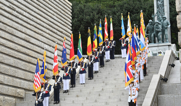 제72주년 인천상륙작전 전승행사가 9월15일 연수구 인천상륙작전기념관 야외광장에서 열렸다.&nbsp;23개 참전국 국기 입장하는 모습. (사진=인천시)