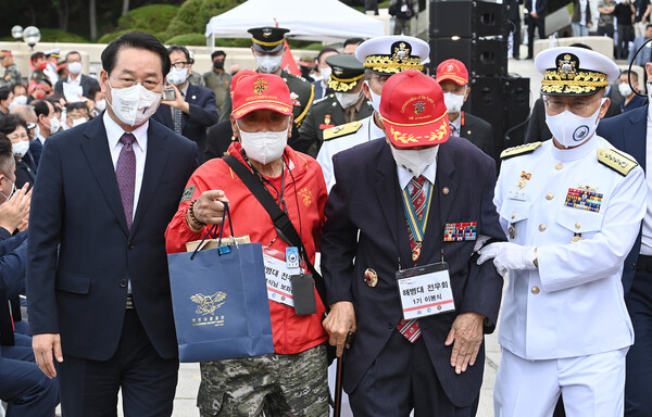 유정복 인천시장이 제72주년 인천상륙작전일인 9월15일 인천상륙작전기념관에서 열린 전승행사에서 참전용사와 입장하고 있다. (사진=인천시)