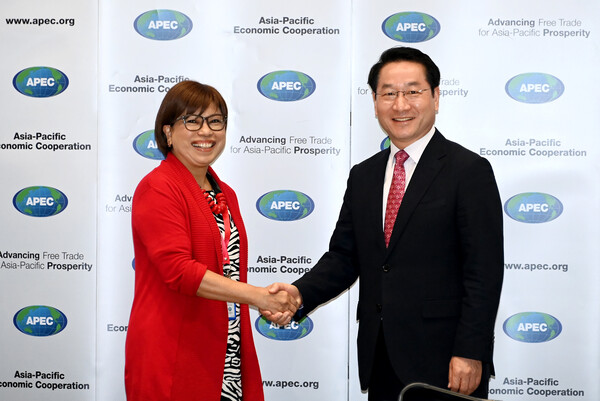 유정복 인천시장이 민선 8기&nbsp; 취임 후 첫 해외 출장지인 싱가포르를 방문해 APEC*(아시아태평양경제협력체) 사무국의&nbsp;레베카 파티마 스타 마리아(Datuk Dr Rebecca Fatima Sta Maria) 사무총장과 만나 2025년 한국에서 열리는&nbsp;APEC 정상회의 인천 유치의사를 밝히고&nbsp;APEC 사무총장의 협조를 당부했다. (사진=인천시)
