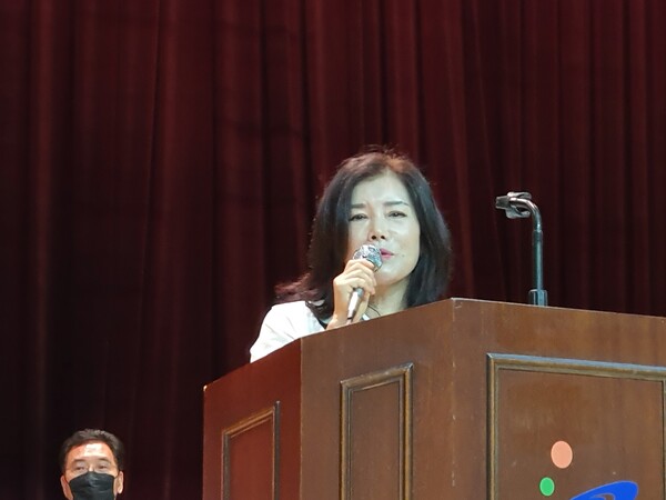 정사라 안산배구협회장이 9월17일 개최한 '안산시 동대항 여성배구대회'에서 소감을 전하고 있다. (사진=김대영 기자)