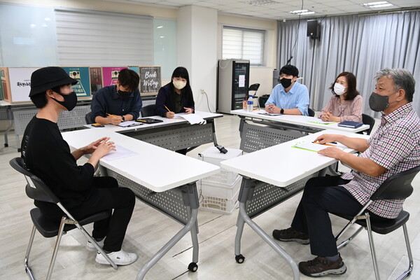 수원시가 아동복지시설에서 만기&middot;중도 퇴소한 청년들에게 임차료 없이 2년 동안 안정적으로 생활할 수 있는 공동 주거 공간을 제공하고, 자립 활동을 지원하는 프로젝트 셰어하우스 CON의&nbsp;입주자 2명이 선정됐다. 자립준비청년 A 씨가 입주 면접에서 면접관들과 이야기를 나누고 있다. (사진=수원시)