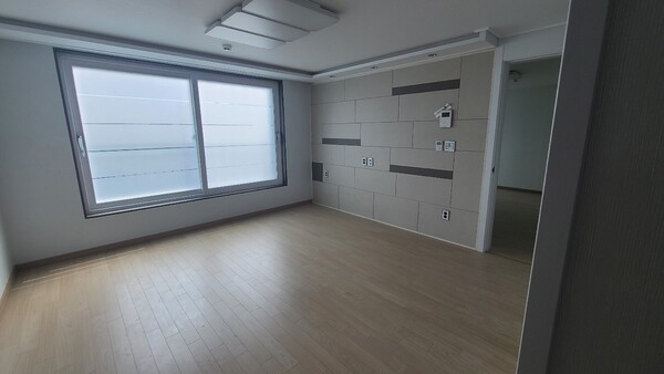 수원시가 아동복지시설에서 만기&middot;중도 퇴소한 청년들에게 임차료 없이 2년 동안 안정적으로 생활할 수 있는 공동 주거 공간을 제공하고, 자립 활동을 지원하는 프로젝트 셰어하우스 CON의&nbsp;입주자 2명이 선정됐다. 사진은 셰어하우스 CON 내부. (사진=수원시)