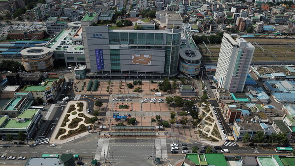 평택시는 지난 9월19일 원도심 활성화와 지역 균형발전을 위해 평택역 광장 정비의 일환으로 추진 중인 &lsquo;평택역 아케이드 상가 해체공사&rsquo;를 완료했다고 밝혔다. (사진=평택시)