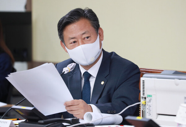 지난 9월22일&nbsp;구리시의회 행정사무감사에서 신동화 의원은&nbsp;민선7기 구리시가 일방적으로 해체했던 &#39;구리시 리틀축구단&#39;을 재창단을 강력 촉구했다. (사진=구리시의회)