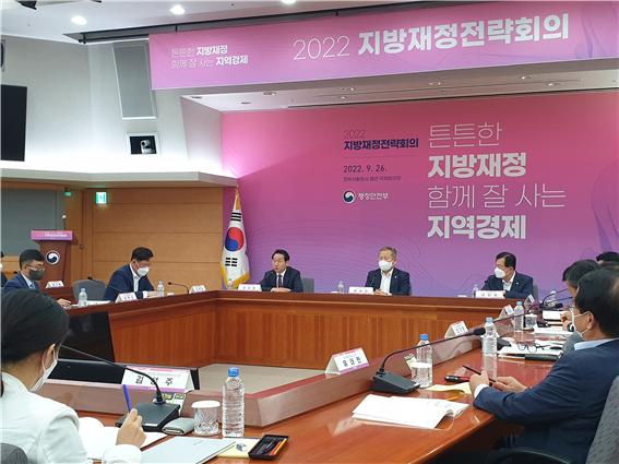 유정복 인천시장은 9월26일&nbsp;정부서울청사에서 이상민 행정안전부 장관을 만나 인천시 행정체제 개편 등 시의 현안에 대해 설명하고 협조를 요청했다. (사진=인천시)