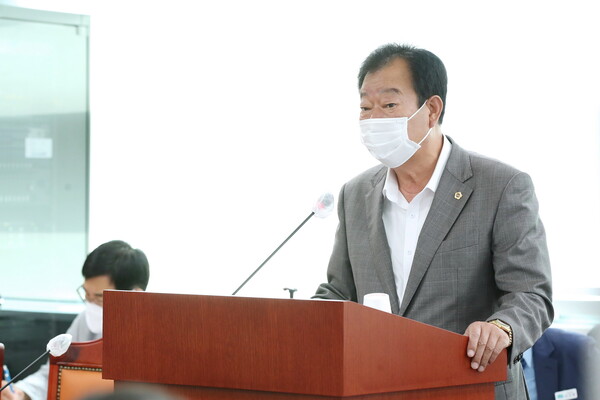 임상오(국민의힘,&nbsp;동두천2) 의원이 대표발의한 &#39;꿀벌 실종 피해 농가 지원 촉구 건의안&#39;이 9월26일 소관 상임위원회인 농정해양위원회를 통과했다.(사진=경기도의회)
