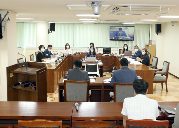 광명시의회가 지난 9월19일부터 9일간의 일정으로 진행된 첫 행정사무감사를 27일로 모두 마무리했다. 이번 행감에서는 정책지원관들의 도움을 받은 의원들의 송곳질의가 빛났다는 평이다. (사진=광명시의회)