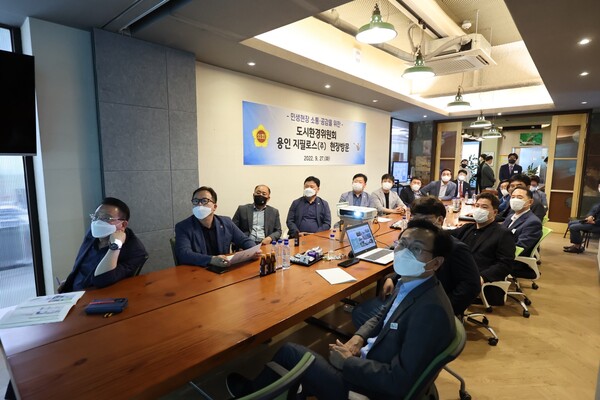 경기도의회 도시환경위원회가 9월27일 평택 수소생산시설 현장을 견학하고 엄진섭 환경국장의 수소생산시설 사업현황, 수소도시 조성계획에 대한 설명을 듣고 경기도 수소생태계 발전방향을 논의했다. (사진=경기도의회)